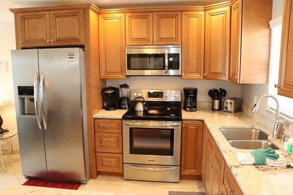 Fridge, oven, stovetop, dishwasher