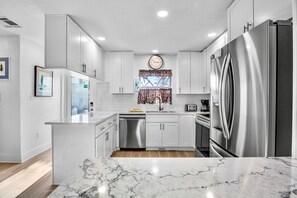 Réfrigérateur, four, plaque de cuisson, cafetière/bouilloire