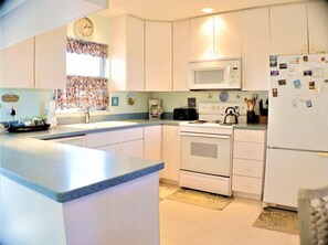 Refrigerador, cafetera y tetera, tostadora y utensilios de cocina 