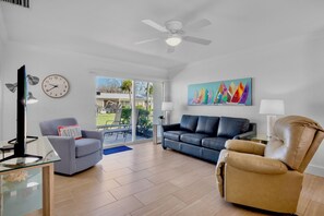 TV - Jamaica Royale 057 Beautiful unit and close to the pool! (Siesta Key)