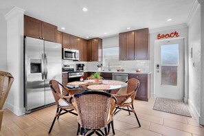 Fridge, oven, stovetop, dishwasher - Jamaica Royale 057 Beautiful unit and close to the pool! (Siesta Key)