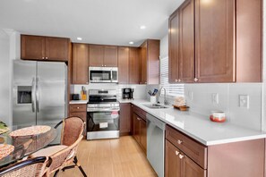 Fridge, dishwasher, coffee/tea maker, toaster - Jamaica Royale 057 Beautiful unit and close to the pool! (Siesta Key)