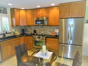 Kjøleskap, ovn, kokeplater og oppvaskmaskin