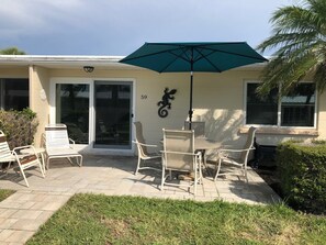 Outdoor dining - Jamaica Royale 059 Beautiful unit and close to the pool! (Siesta Key)
