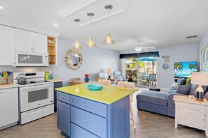 Fridge, oven, stovetop, dishwasher - Jamaica Royale 060 Beautifully updated! (Siesta Key)