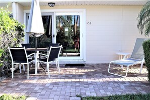 Outdoor dining - Jamaica Royale 061 Beautiful unit and close to the pool! (Siesta Key)