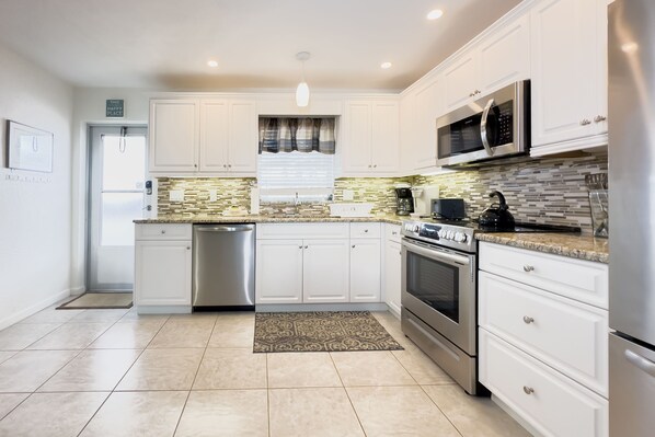 Fridge, oven, stovetop, dishwasher