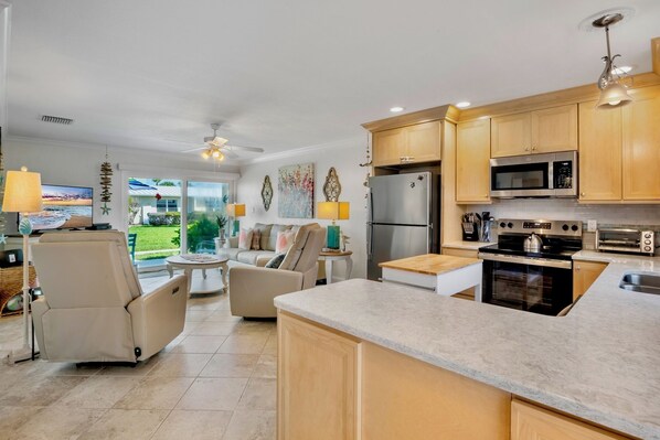 Kjøleskap, oppvaskmaskin, kaffetrakter/tekoker og brødrister