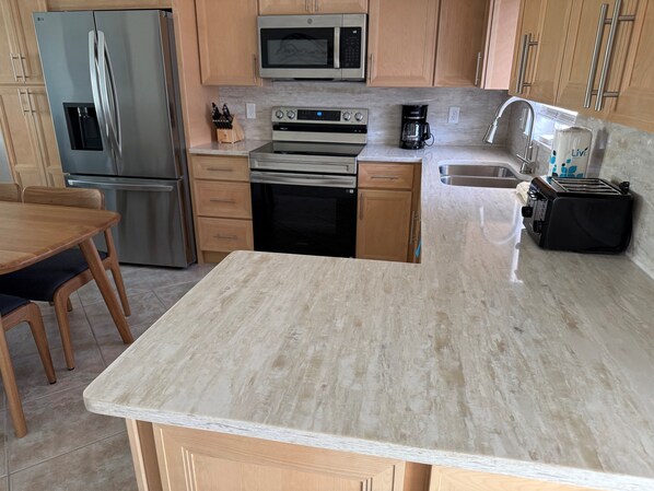 Fridge, oven, stovetop, dishwasher