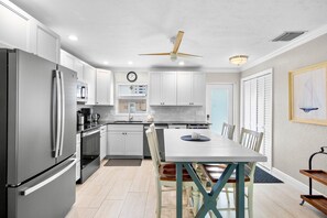 Refrigerador, lavavajillas, cafetera y tetera y tostadora 