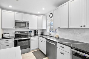 Refrigerador, lavavajillas, cafetera y tetera y tostadora 