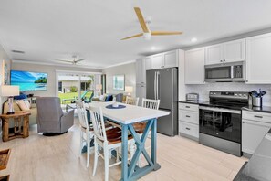 Fridge, oven, stovetop, dishwasher