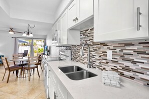 Réfrigérateur, four, plaque de cuisson, lave-vaisselle