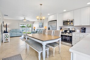 Fridge, oven, stovetop, dishwasher - Jamaica Royale 076 Beautiful and close to the pool! (Siesta Key)