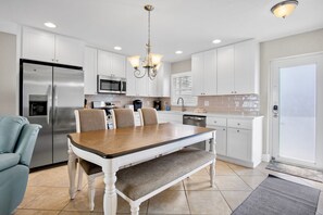 Dining - Jamaica Royale 076 Beautiful and close to the pool! (Siesta Key)