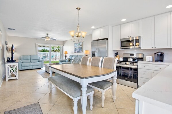 Réfrigérateur, un four, surface de cuisson, lave-vaisselle