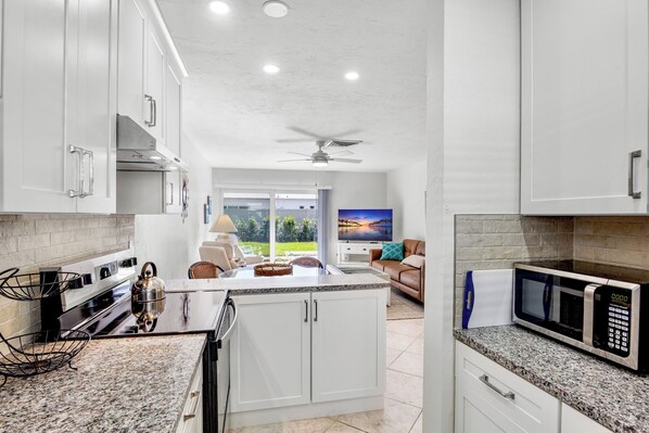 Réfrigérateur, un four, surface de cuisson, lave-vaisselle