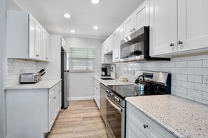 Refrigerador, lavavajillas, cafetera/tetera, tostadora