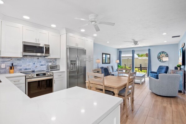 Frigorifero, forno, piano cottura, lavastoviglie