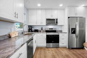 Refrigerador, lavavajillas, cafetera y tetera y tostadora 