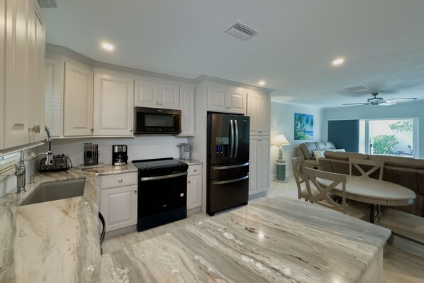 Fridge, oven, stovetop, dishwasher