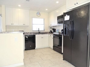 Refrigerador, lavavajillas, cafetera y tetera y tostadora 