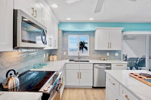 Frigorifero, forno, piano cottura, macchina per tè/caffè