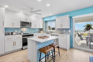 Frigorifero, forno, piano cottura, macchina per tè/caffè