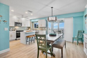 Frigorifero, forno, piano cottura, macchina per tè/caffè