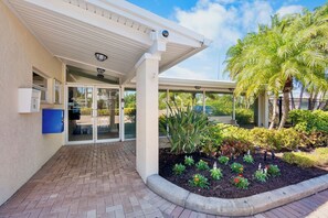 Exterior - Enjoy a Relaxing Stay at Jamaica Royale 403 - A Beachfront Condo! (Siesta Key)