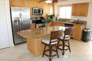 Kjøleskap, ovn, kokeplater og kaffetrakter/tekoker