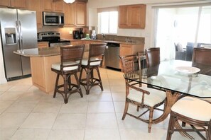 ثلاجة، غسالة أطباق، ماكينة لصنع القهوة/الشاي، محمصة خبز