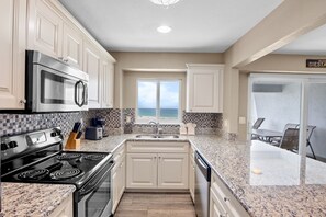 Frigorifero, forno, piano cottura, macchina per tè/caffè