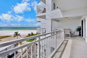 Outdoor dining - Jamaica Royale 604 Beautfully updated and great views! (Siesta Key)