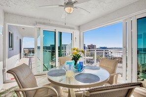 Outdoor dining - Experience the Best of Siesta Key at Jamaica Royale 702 with Gulf Views! (Siesta Key)