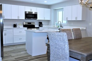 Kjøleskap, mikrobølgeovn, ovn og kokeplater