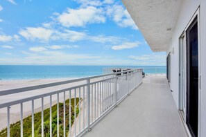 Property grounds - Couples Beachfront Getaway at Jamaica Royale 801 in Siesta Key! (Siesta Key)