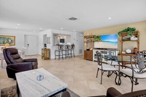 Dining - Couples Beachfront Getaway at Jamaica Royale 801 in Siesta Key! (Siesta Key)