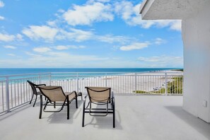 Property grounds - Couples Beachfront Getaway at Jamaica Royale 801 in Siesta Key! (Siesta Key)