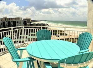 Outdoor dining - Jamaica Royale 804: Your Perfect Siesta Key Beachfront Retreat Awaits! (Siesta Key)