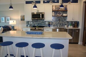 ثلاجة، غسالة أطباق، ماكينة لصنع القهوة/الشاي، محمصة خبز