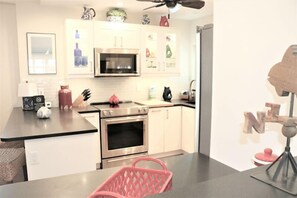 Refrigerador, lavavajillas, cafetera y tetera y tostadora