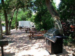 Outdoor dining - Escape to Midnight Cove II 117F: Siesta Key Condo with Stunning Water Views! (Siesta Key)