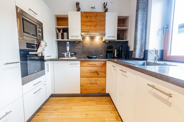 Kühlschrank, Mikrowelle, Ofen, Herdplatte