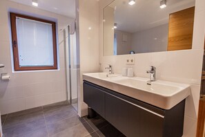 Badewanne, Haartrockner, Handtücher, Seife