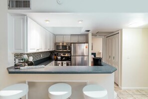 Frigorifero, microonde, forno, piano cottura