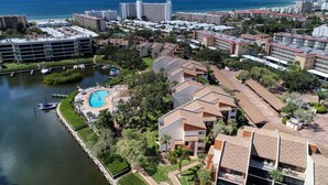 Un resort con varias edificaciones, piscina y puerto deportivo.