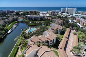 Un hôtel situé sur la côte, composé de plusieurs bâtiments, doté d’un port de plaisance et d’une piscine.