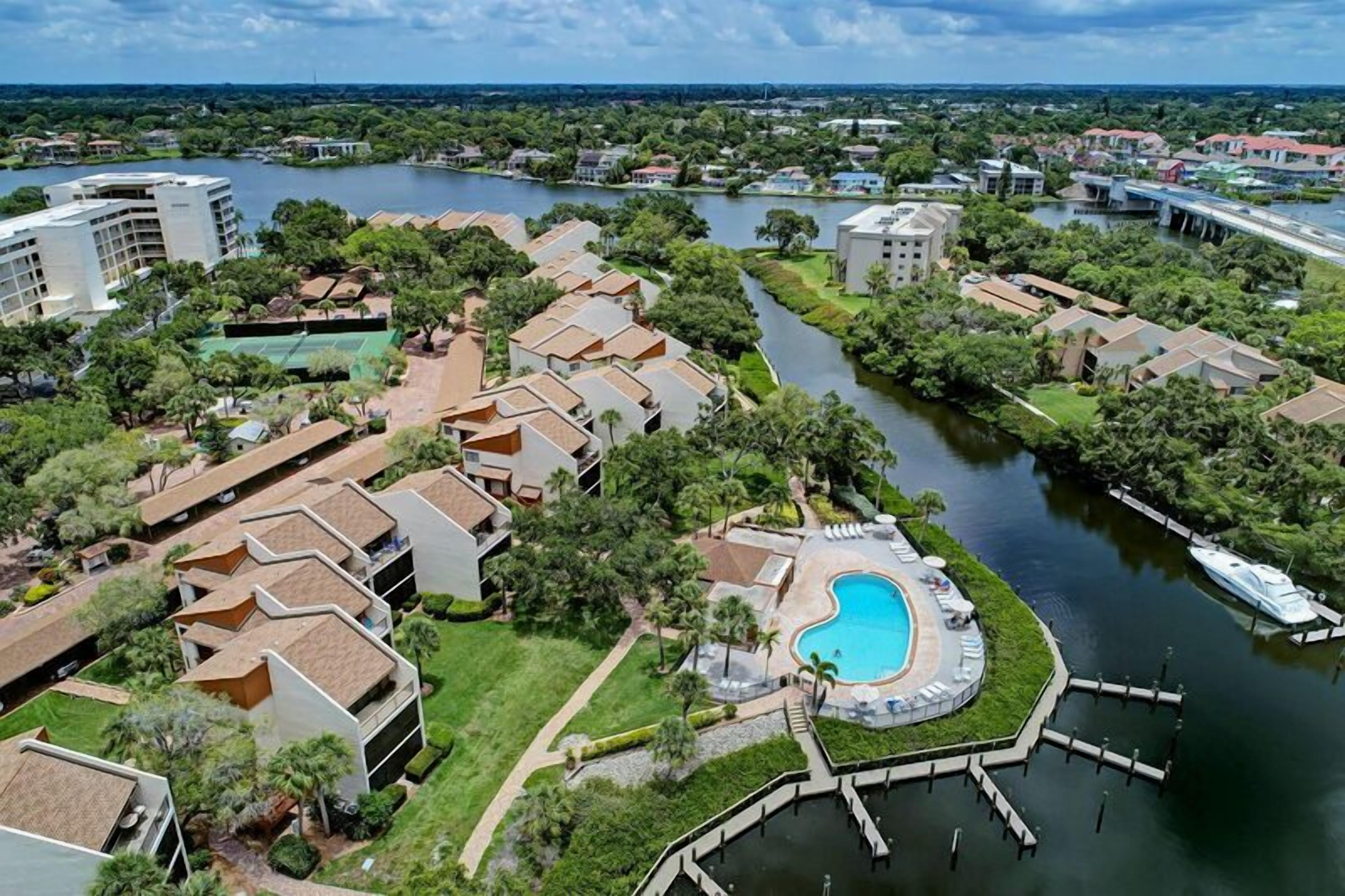 Un complexe hôtelier doté d’une piscine, d’un quai et offrant une vue sur la rivière.