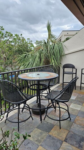 Outdoor dining - Midnight Cove II 830F - Marina View Siesta Key Condo (Siesta Key)